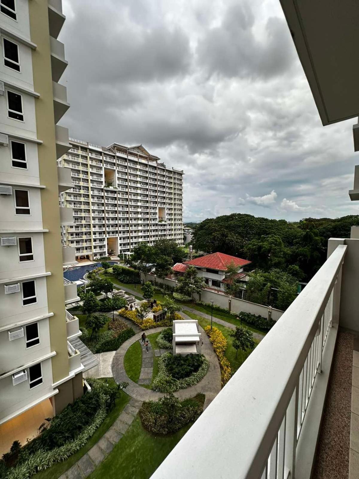 2 Bedroom Condo Unit Near Sm Bf & Naia At The Atherton By Dmci With 2 Balcony Paranaque City Экстерьер фото